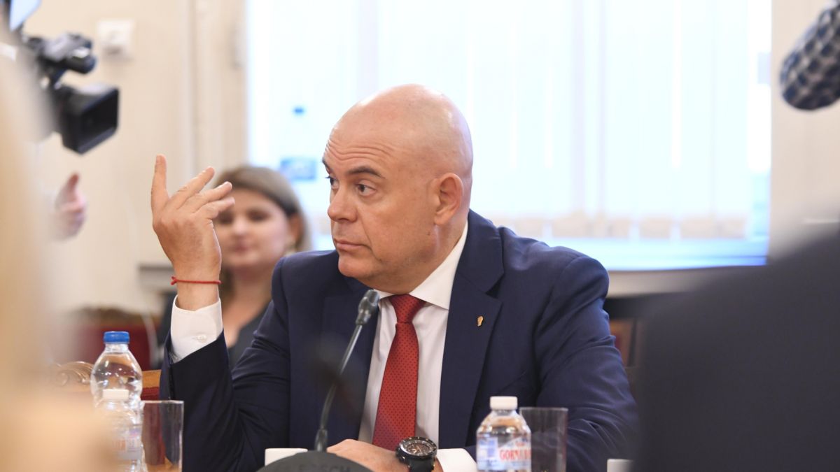 Гешев отсече: Освен Зарков и министър Милков да прочете Конституцията