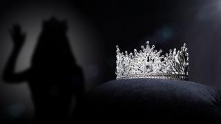 Побеснял съпруг нахлу на конкурс за красота и счупи короната на жена си, защото... ВИДЕО 