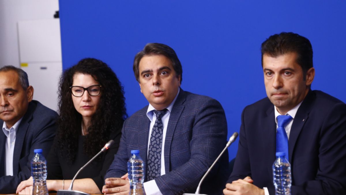 Калина Константинова се издъни жестоко, ударът нанесе Асен Василев 
