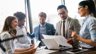 Приятелството в офиса: Плюсове и минуси