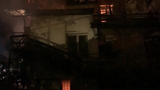 Огнеборци спасиха две сестри от горящата им къща в Горнослав СНИМКИ