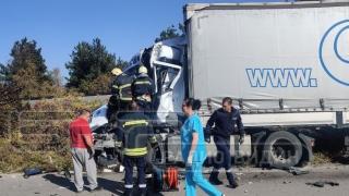 Зверско меле с тирове край Враца, пожарникари режат ламарини СНИМКА