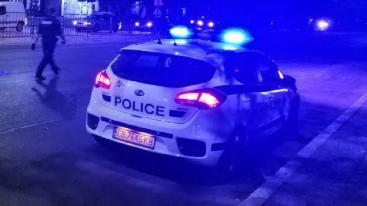 Млада жена стене от болка на пешеходна пътека, пристигна полиция