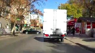 Патрулка подмина брутално нарушение на шофьор на Мерцедес ВИДЕО