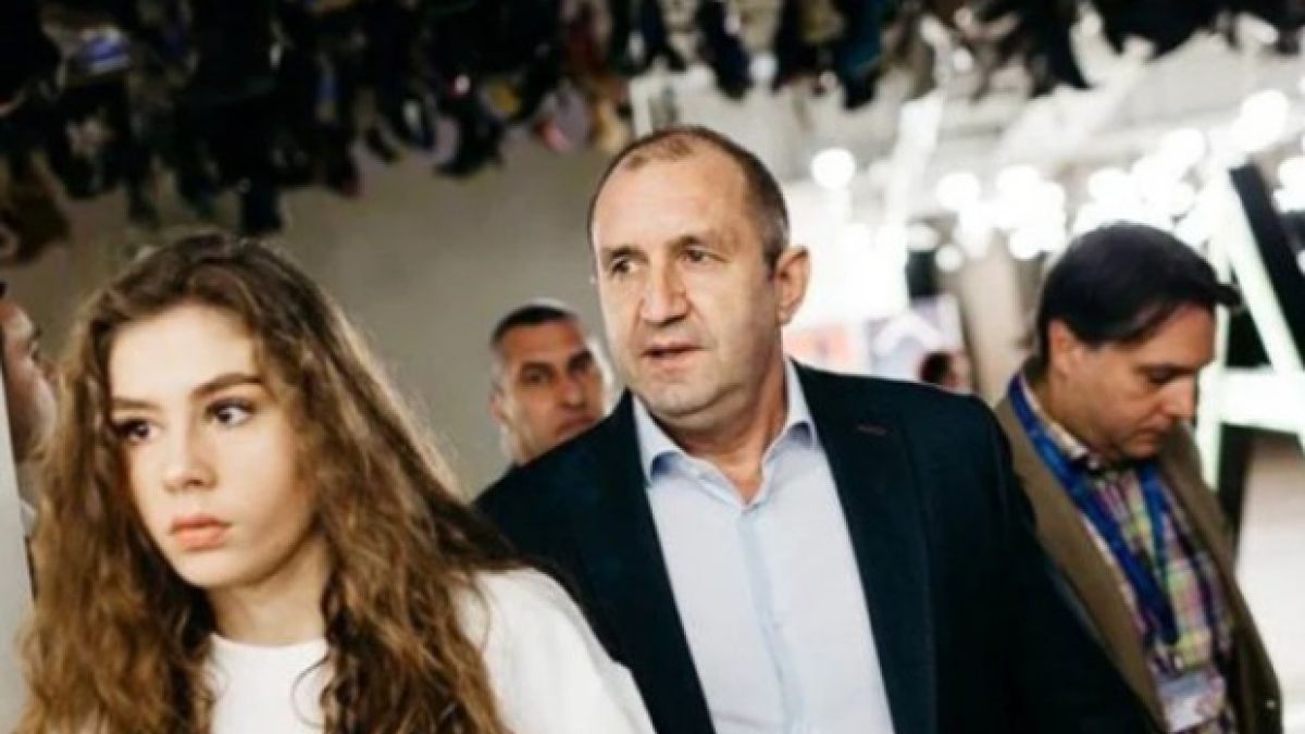 Щерката на Радев с тежък грим, дълбоко деколте, цигари и перука. Какво се случва?! СНИМКИ