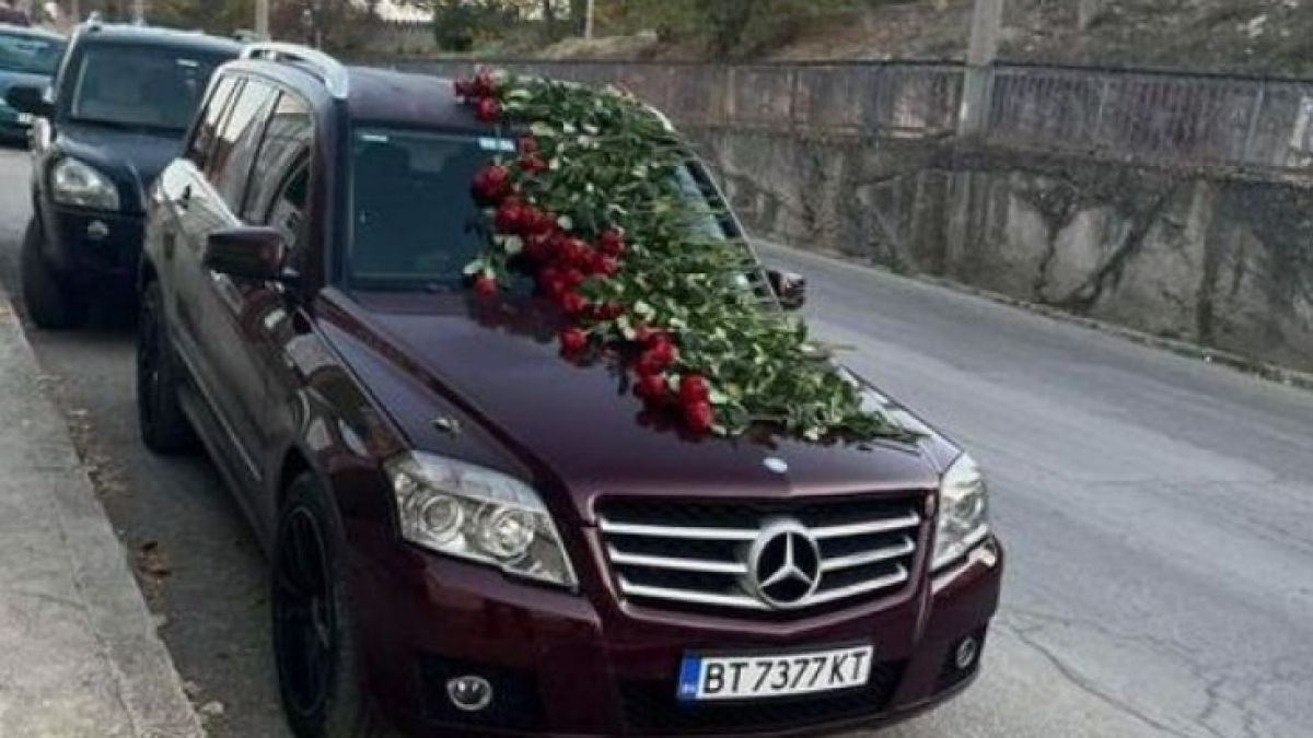 Търновски Мерцедес, отрупан с червени рози, озадачи мрежата 