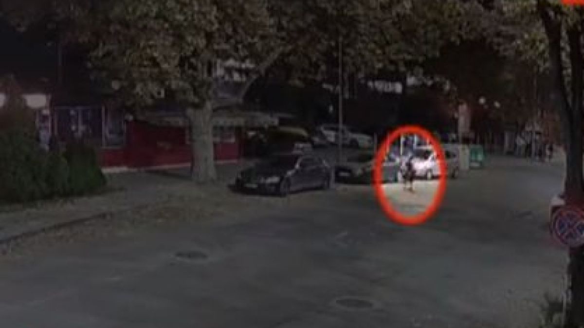 Ексклузивно ВИДЕО показва как прокурорското синче щъка по улицата, докато е под домашен арест 