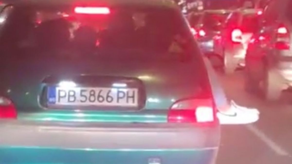 Дядовата ръкавичка: 7-8 души в тази кола в София, на единия краката му отвън ВИДЕО