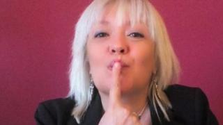 Потрес! Легендарна наша певица откри два човешки зъба във...