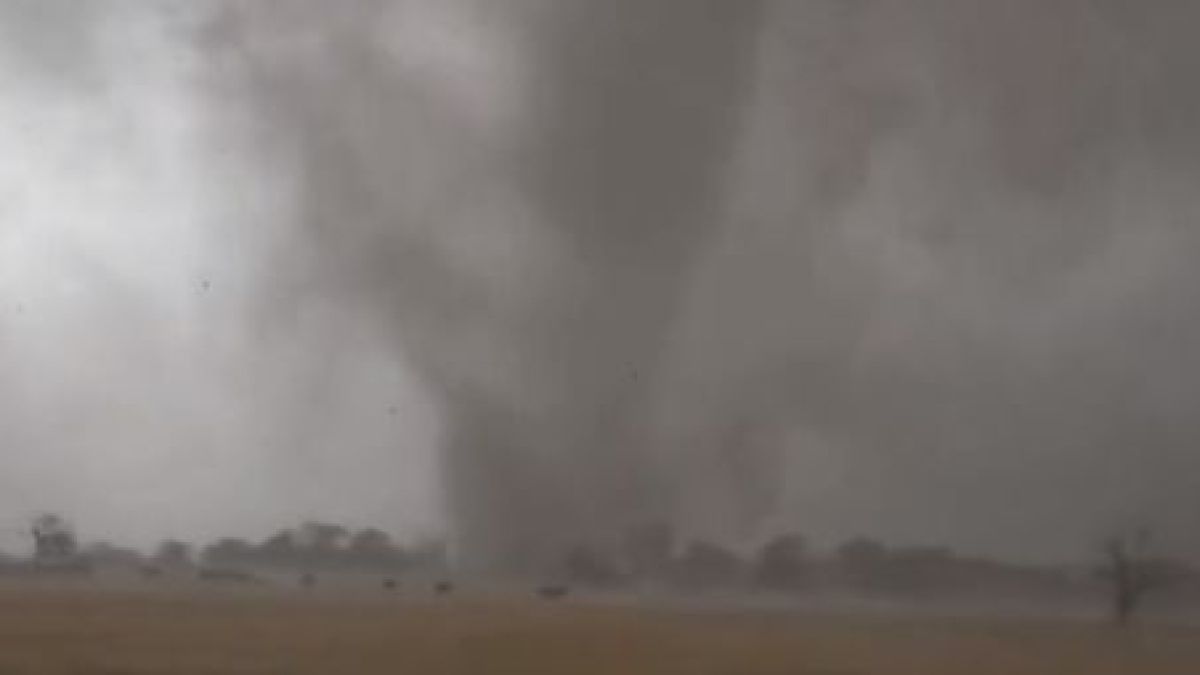 Ужас в САЩ, торнадо мина през два щата, има жертва ВИДЕО