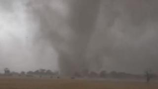 Ужас в САЩ, торнадо мина през два щата, има жертва ВИДЕО