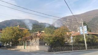 Умишлен палеж: На три места гори Балканът над Карлово СНИМКИ