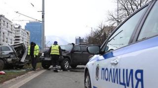Ад с дипломатически автомобил на входа на столична болница, ето какво се случва СНИМКИ