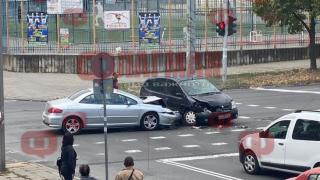 Блондинка сътвори брутална катастрофа на Подземната улица в Бургас СНИМКА