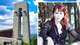 Участничка в друга разголена оргия върху костницата на Априлци се изфука със скандална СНИМКА 