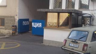 Бизнесменът от Айтос, отровил живота на съседите си, вгорчи живота и на ченгетата 