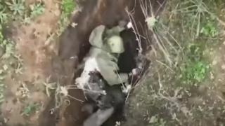 Украински дрон хвърля гранати по руски войник, който проявява железни нерви и оцелява 