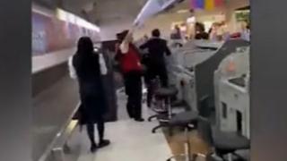 Кошмар на летище: Пътничка изпусна полет, бие служителки и мята компютри ВИДЕО