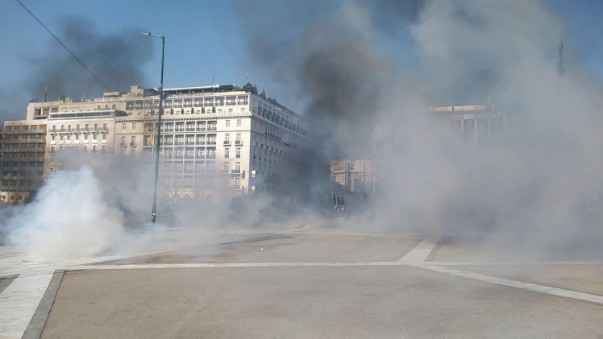 Война в Гърция заради скъпотията, "Молотов" и камъни летят по полицаите ВИДЕО