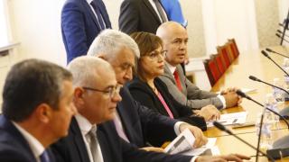 Напрежение на срещата ГЕРБ-БСП! Нинова сравни Борисов с дядо Мраз и призова за... СНИМКИ