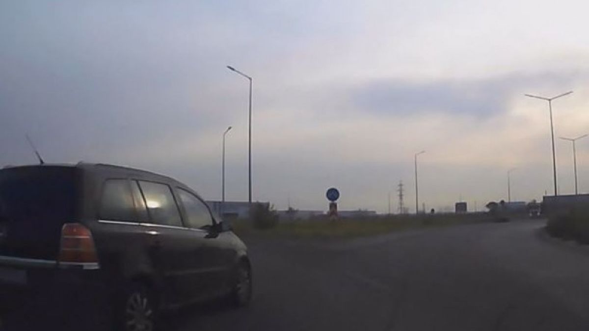 Страхотия: Джигит с "Опел" за малко да затрие жена до Пловдив ВИДЕО