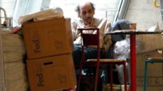 Иранецът, вдъхновил филма "Терминалът" на Спилбърг, почина на парижко летище ВИДЕО