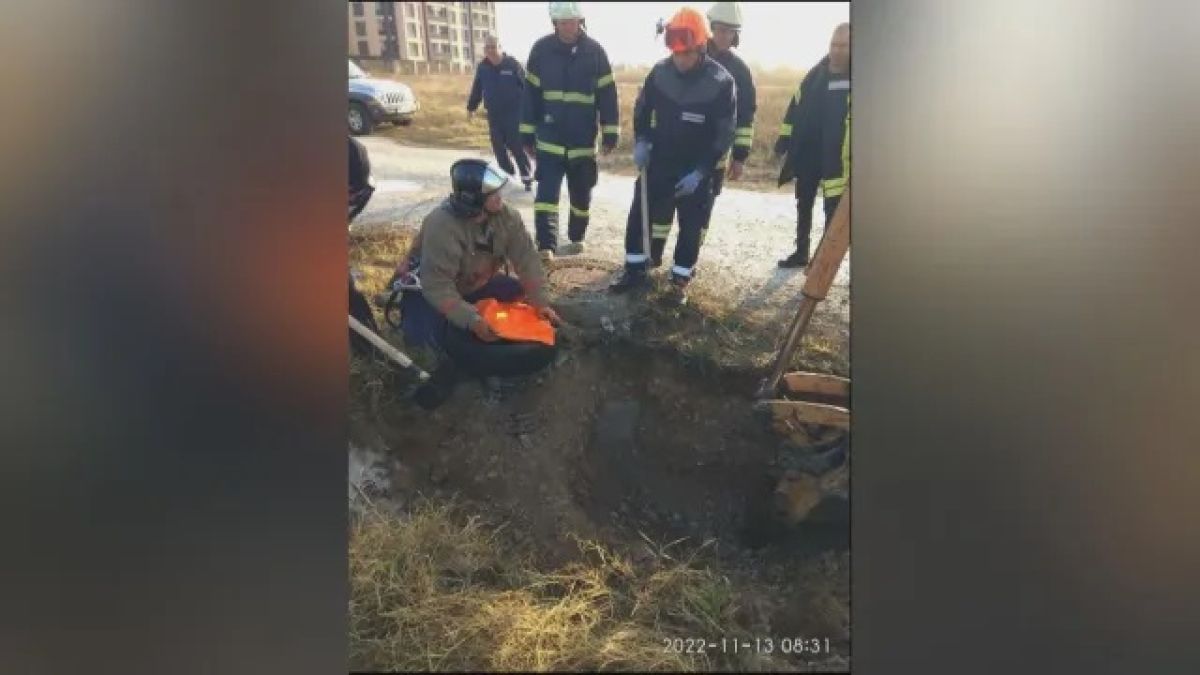Мистерията се заплита: Как мъжът е успял да пропадне в тръбата в Пловдив ВИДЕО