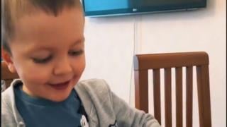 Ще ви се отвори сърцето: Дадоха на момченце снимки на Левски и Ботев, а то… ВИДЕО