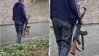 Паника в Казанлък! Мъж тръгна с "Калашник" по улиците СНИМКА