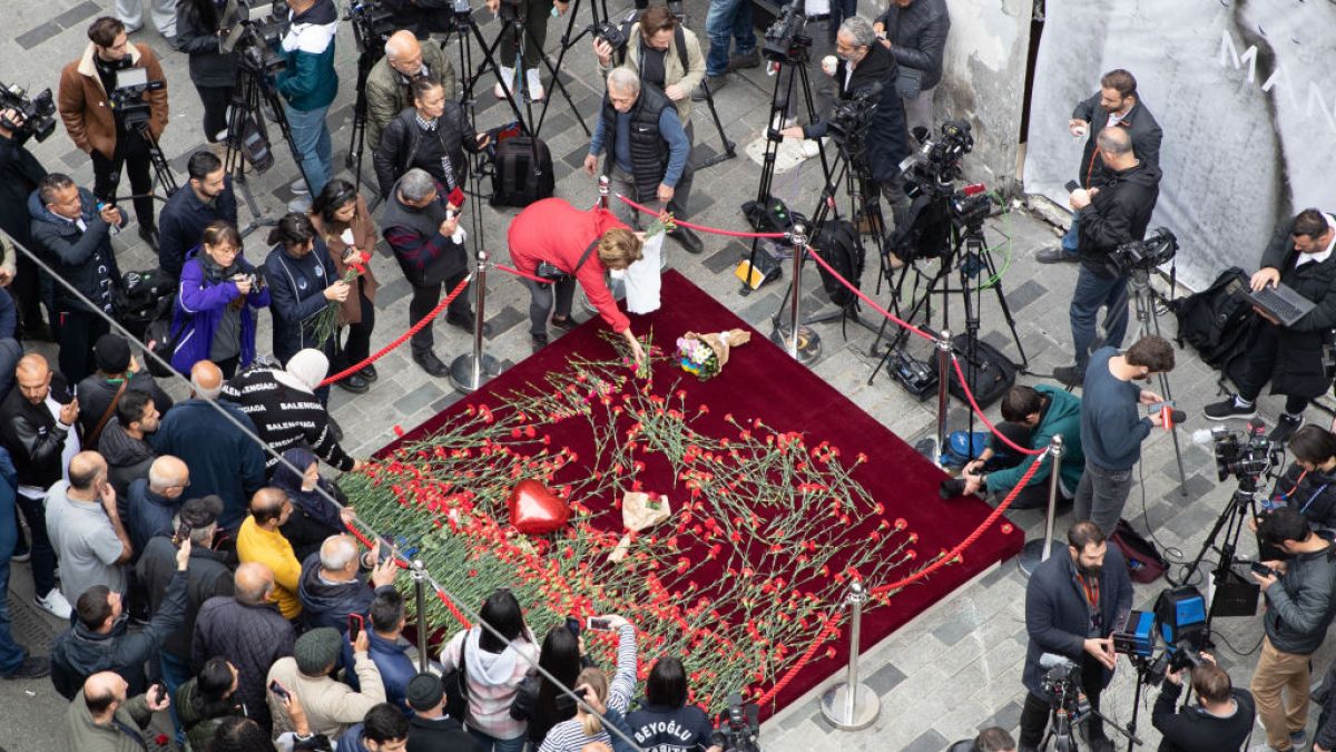 Поставиха паметна плоча на мястото на атентата в Истанбул, издирват още замесени