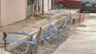 Варненец падна в изкоп за тръба, борят се за живота му