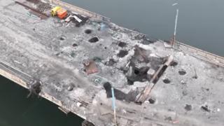 ВИДЕО от войната: Кадри от дрон на сринатия Антоновски мост в Херсон