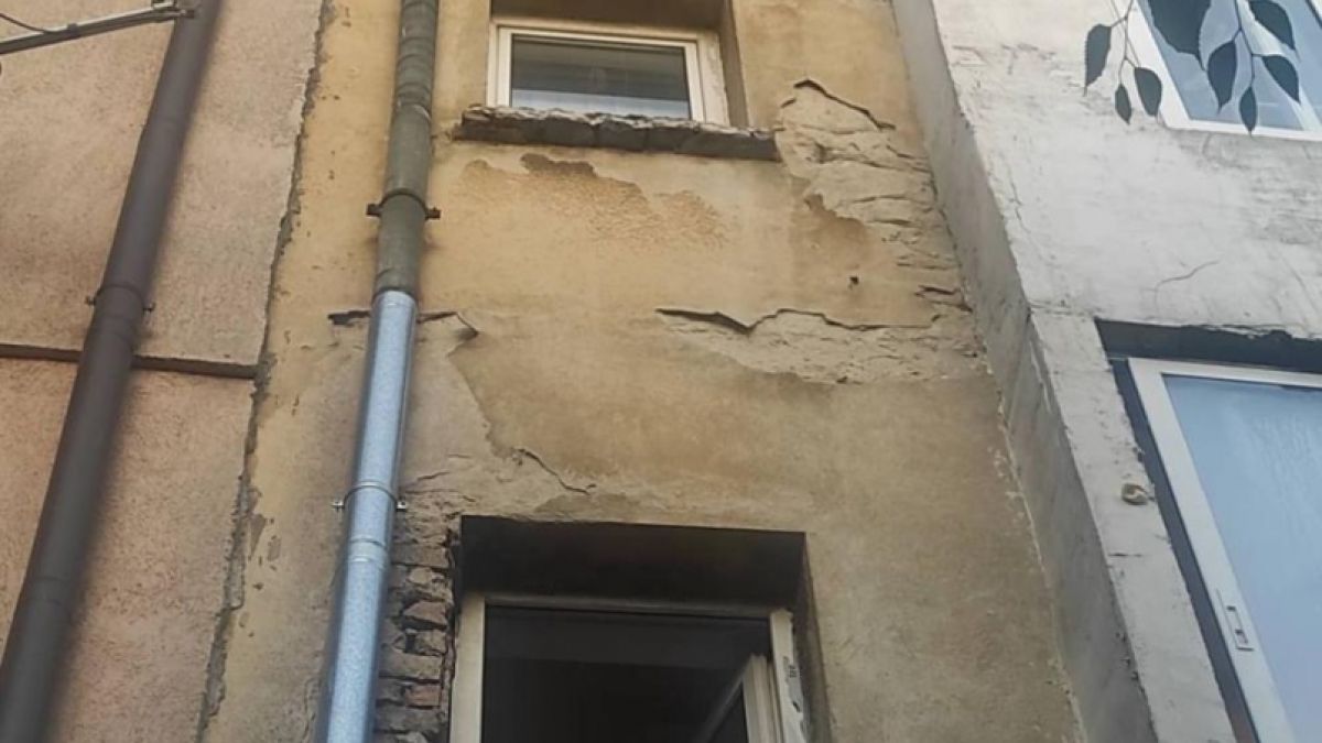 Опасна фасада на сграда във Варна застрашава пешеходците ВИДЕО
