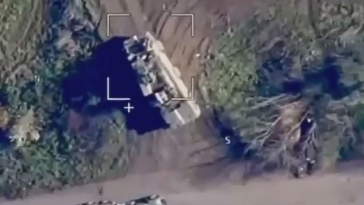 ВИДЕО от войната: Руски "Ланцет" с прецизен удар унищожи украинската система "Оса"