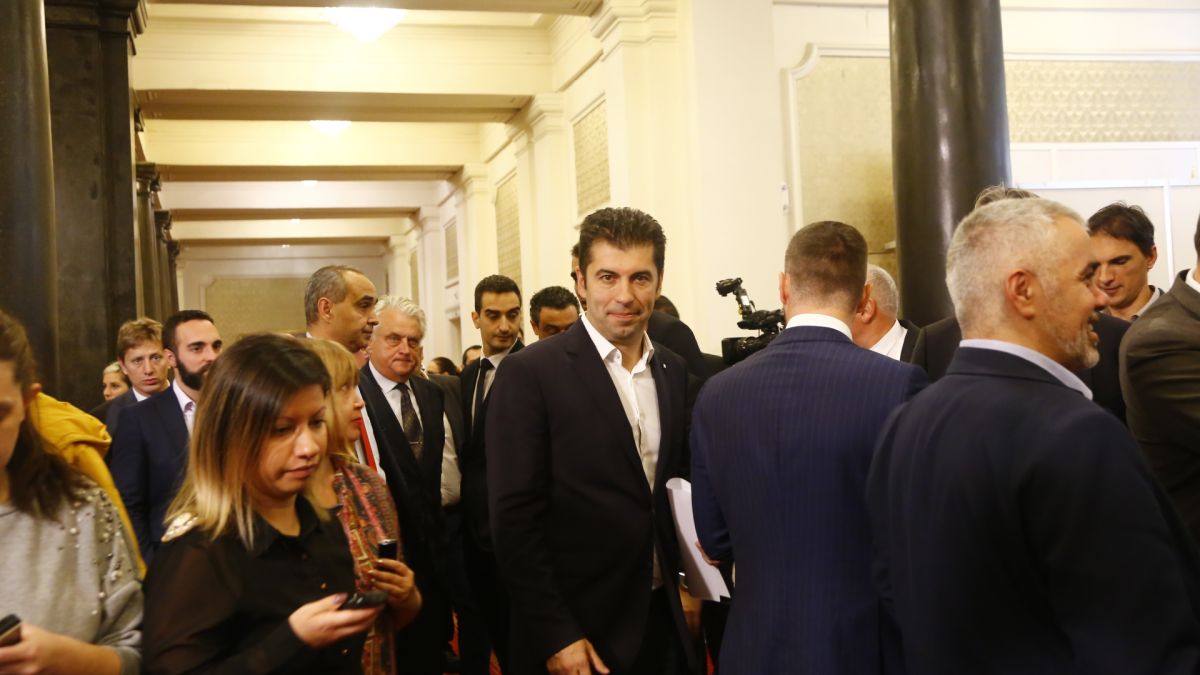 Петков побесня в кулоарите на парламента! Заплаши със... СНИМКИ
