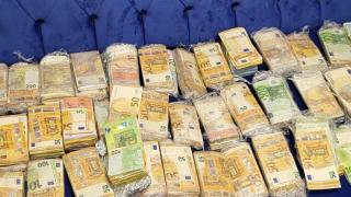 Митничари отвориха жълта чанта на Дунав мост 2 и ахнаха СНИМКИ
