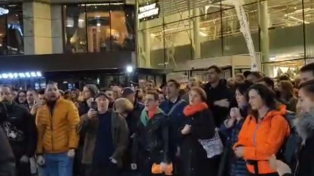 Опасна ситуация пред БНТ по тъмна доба! Гъмжи от полицаи и протестъри, които... СНИМКИ