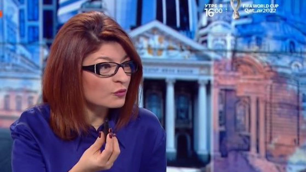 Деси Атанасова показа пред всички „вълшебната флашка“ и удари в земята среднощните протестъри от ПП и ДБ