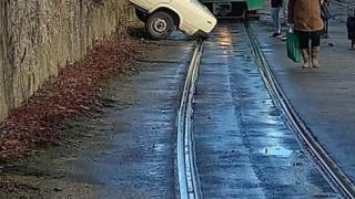 Какво е станало тук? Зрелищна каскада със соцвозило изуми столичани СНИМКИ