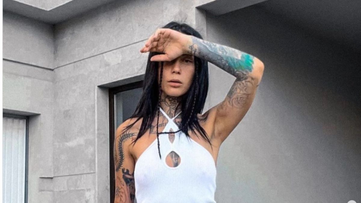 Родната моделка Tattstoner показа стоката на капака на Порше ВИДЕО 18+