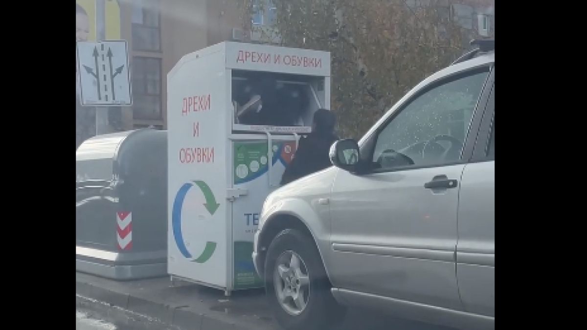 Мрежата побесня заради това, което направи ром с детето си насред София ВИДЕО