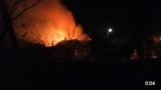 ВИДЕО от войната: В Мелитопол подпалиха Културния дом, за да изгори руското знаме на него