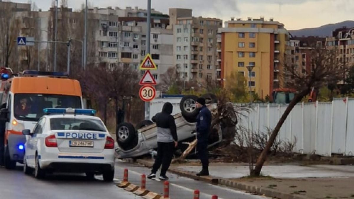 Зрелищно меле в София, кола е по таван СНИМКА