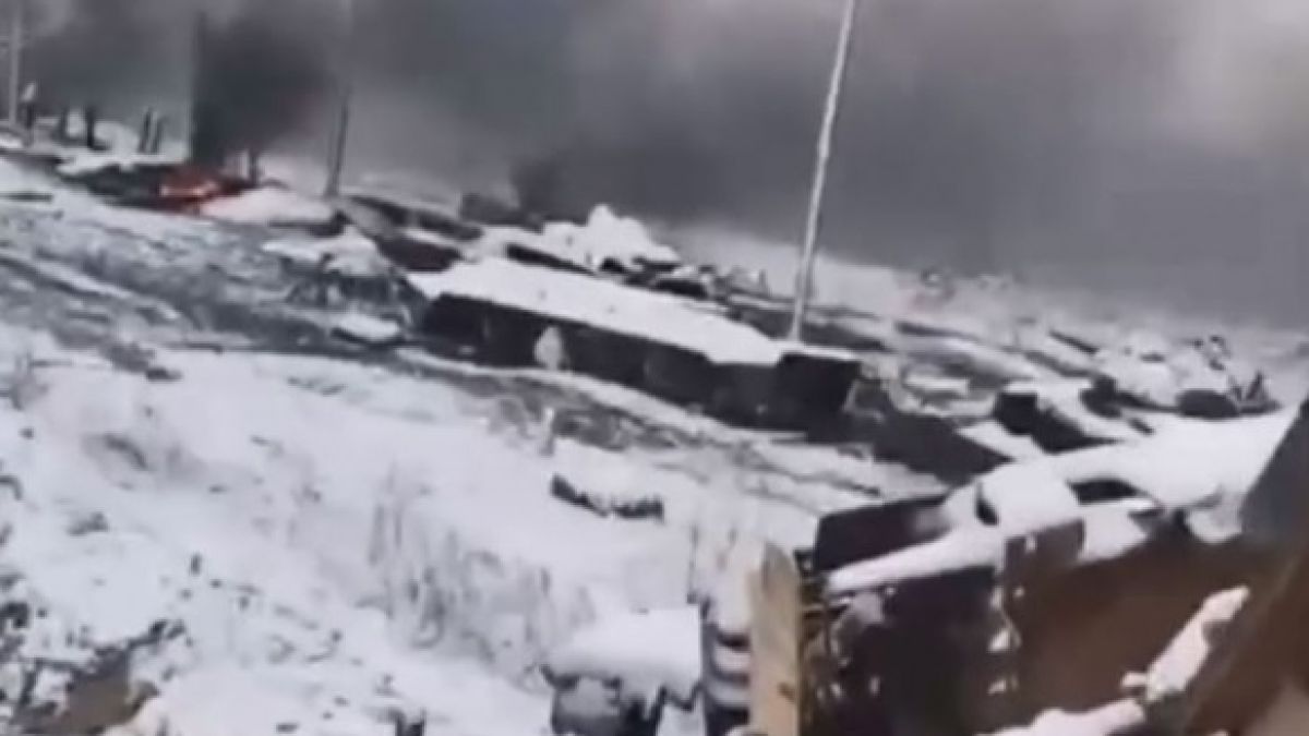 ВИДЕО от войната: Ракетен удар унищожи огромна колона с военна техника на ВСУ 