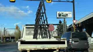 Какво нарушение прави този шофьор?! СНИМКА