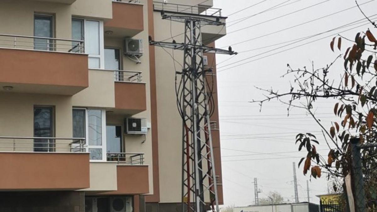 Пловдивчани се видяха в чудо заради това архитектурно извращение СНИМКА