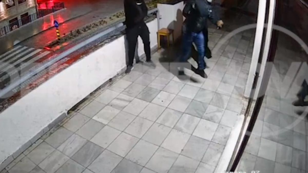 Ето как трима маскирани трошат с камъни българския клуб в Охрид ВИДЕО