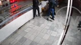 Ето как трима маскирани трошат с камъни българския клуб в Охрид ВИДЕО