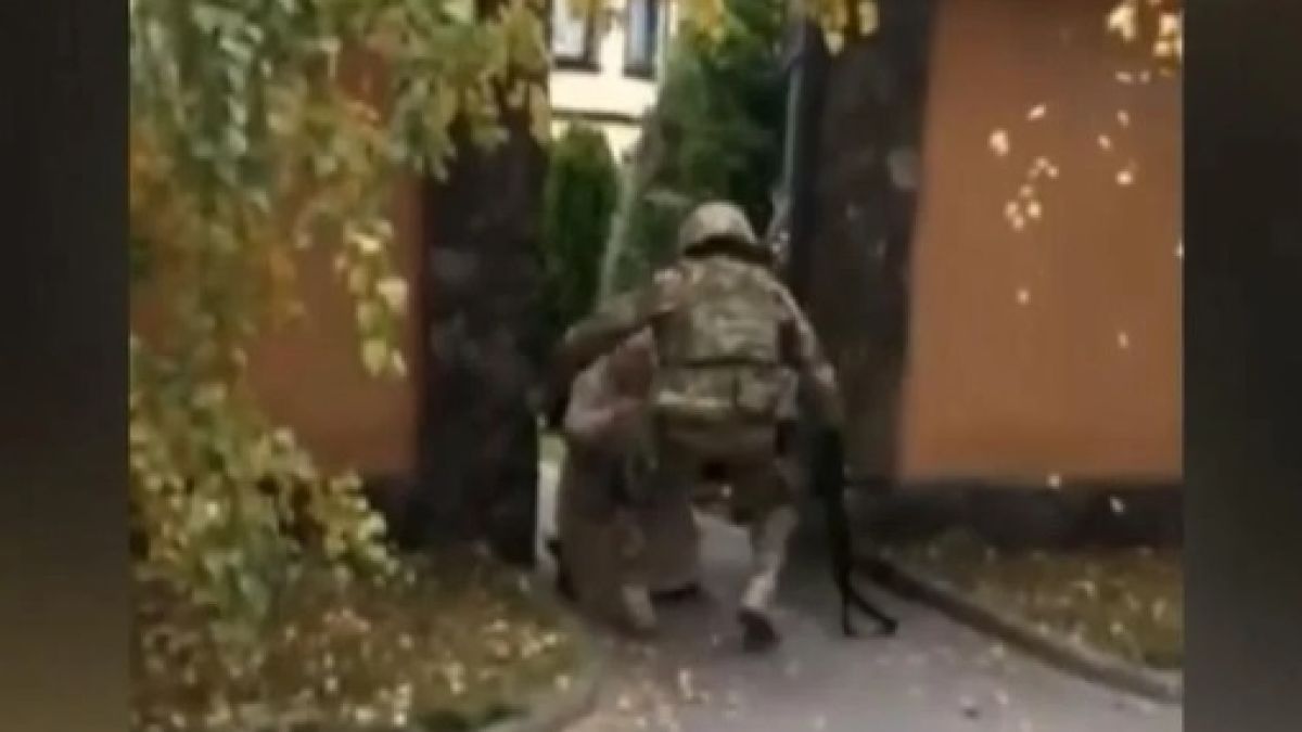 ВИДЕО от войната: Бабата на украински боец го посреща на колене в Херсон 
