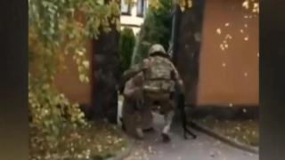 ВИДЕО от войната: Бабата на украински боец го посреща на колене в Херсон 